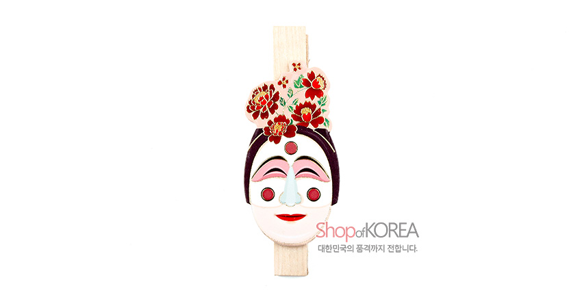 [텍스트: Shop of KOREA 대한민국의 품격까지 전합니다.] 원목 집게에 부착된 화려한 꽃 장식 탈 형상의 메모 자석, 붉은색과 분홍색 대비 채색과 민속 인물 얼굴 표현 특징