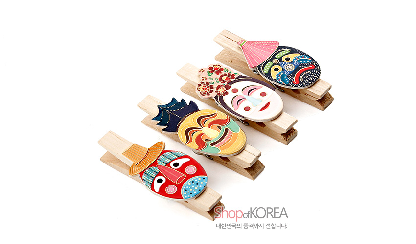 [텍스트: ShopofKOREA 대한민국의 품격까지 전합니다.] 원목 집게 위에 탈 형상의 채색 나무 장식 결합, 붉은색·파란색·노란색과 점·꽃무늬로 표현된 민속 얼굴 문양 메모 자석집게 세트 이미지 설명