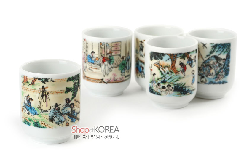 [텍스트: Shop of KOREA 대한민국의 품격까지 전합니다.] 백자 소재 위 다색 전사 기법으로 신윤복 풍속화를 섬세하게 표현한 5종 소주잔 세트 이미지