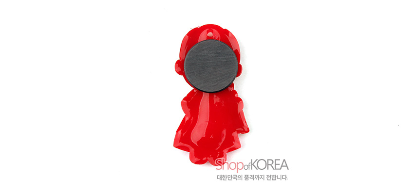 [텍스트: shop of KOREA / 대한민국의 품격까지 전합니다.] 붉은색 전통의상 형상 플라스틱 재질 입체 인형 자석 뒷면 디자인 메모홀더 모습