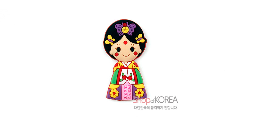 [텍스트: Shop of KOREA / 대한민국의 품격까지 전합니다.] 알록달록 한복과 화려한 노리개, 나비 장식 머리쓰개가 돋보이는 전통 왕비 인형 자석형 메모홀더 디자인 이미지