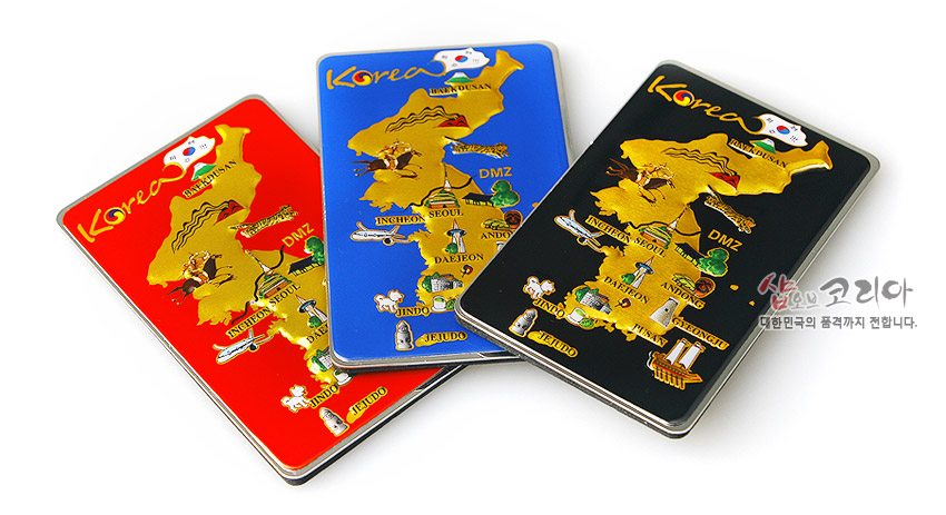 [텍스트: Korea, DMZ, INCHEON, SEOUL, DAEJEON, JEJUDO 등] 적·청·흑색 배경 위 금속 재질 입체 한반도 지도와 관광지 상징 아이콘 장식 메모홀더 이미지