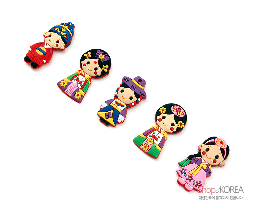 [텍스트: shop of KOREA 대한민국의 품격까지 전합니다.] 알록달록한 플라스틱 재질의 입체 전통의상 인형 자석, 화려한 궁중복식과 꽃문양, 대비 강한 원색 조합의 귀여운 캐릭터 표현 이미지 설명