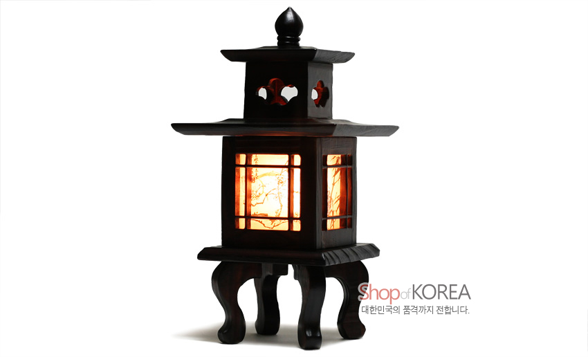 [텍스트: Shop of KOREA 대한민국의 품격까지 전합니다.] 짙은 갈색 목재에 흑색 옻칠 느낌 마감, 한지창호와 격자 문양, 곡선 다리와 이층 지붕 구조가 조화를 이룬 전통 미니 좌등 디자인