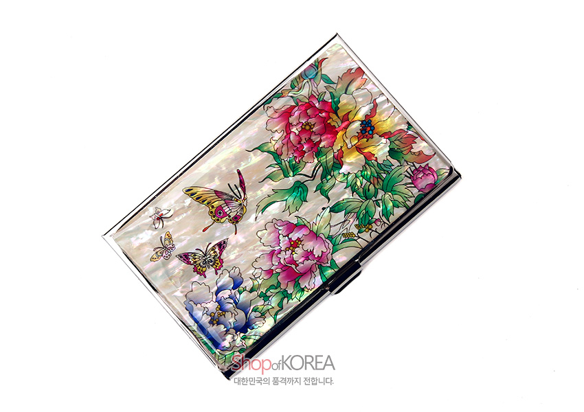 [텍스트: Shop OF KOREA, 대한민국의 품격까지 전달합니다.] 자개 상감 기법으로 표현된 다채로운 모란과 나비 문양, 유광 옻칠 마감의 화려한 명함 케이스 디자인