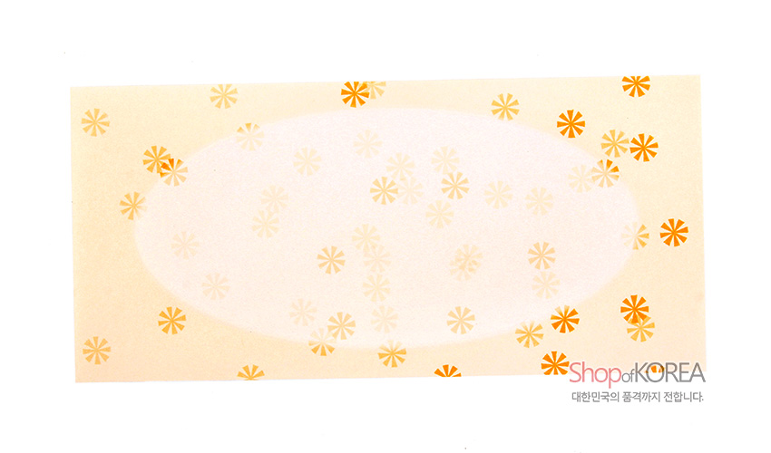 [텍스트: Shop of KOREA 대한민국의 품격까지 전합니다.] 살구색 바탕에 타원형 여백을 두고 금빛과 연한 살구색 꽃문양을 산뜻하게 배치한 종이 봉투 디자인