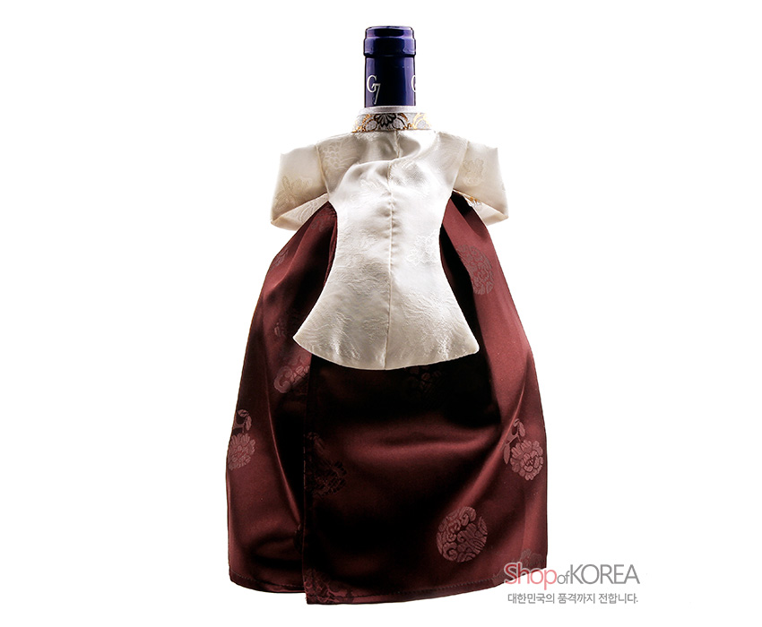 [텍스트: ShopofKOREA 대한민국의 품격까지 전합니다.] 갈색 비단 치마와 아이보리빛 비단 당의 저고리로 구성된 와인 커버, 은은한 문양 짜임이 돋보이는 전통 한복형 디자인
