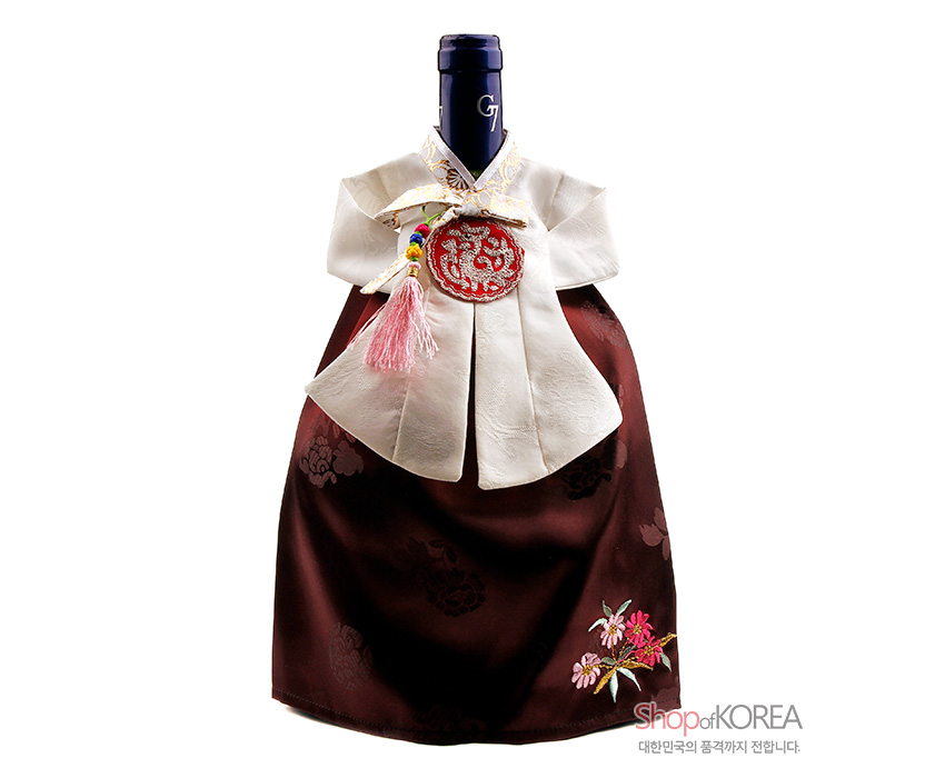 [텍스트: Shop of KOREA 대한민국의 품격까지 전합니다.] 갈색 비단 치마와 흰 비단 당의 조합의 와인 커버, 앞가슴 붉은 원형 자수와 오색 매듭 노리개, 치마 아래 국화 자수 장식 이미지 설명