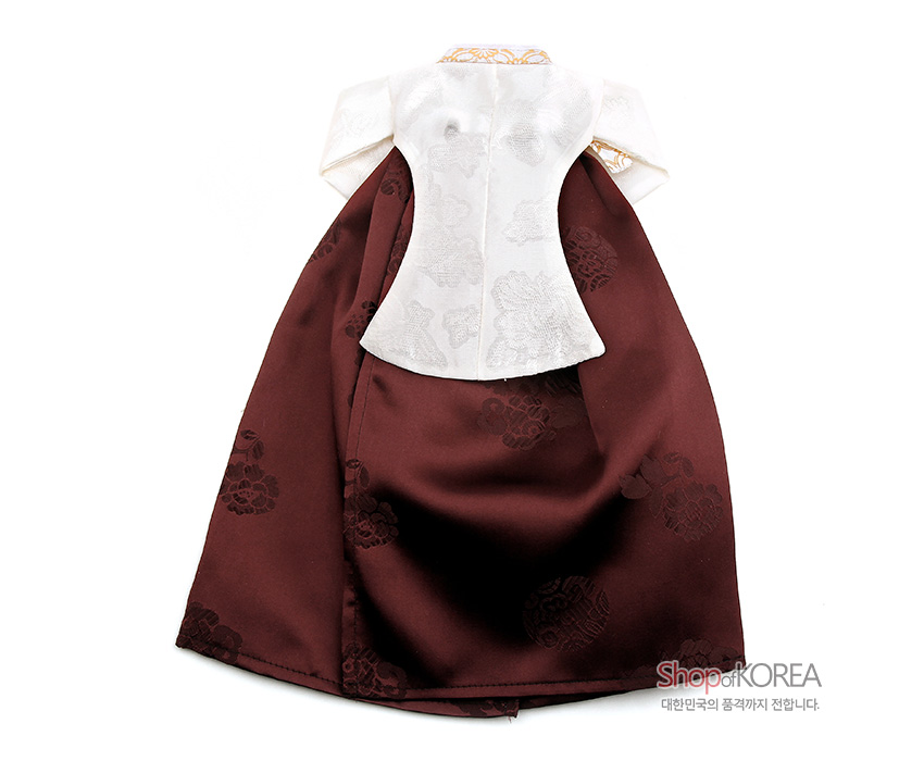 [텍스트: Shop of KOREA 대한민국의 품격까지 전합니다.] 갈색 비단 치마와 백색 비단 당의 조합의 와인 커버, 은은한 꽃문양 자수와 광택이 돋보이는 전통 한복 형식 디자인