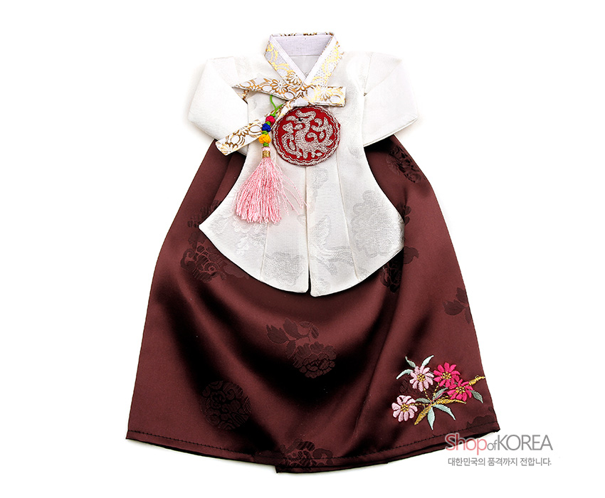 [텍스트: Shop of KOREA / 대한민국의 품격까지 전합니다.] 갈색 비단 치마와 백색 비단 저고리 구성, 수국·국화 문양 자수와 분홍 술 매듭 노리개 장식의 당의형 와인 커버 디자인