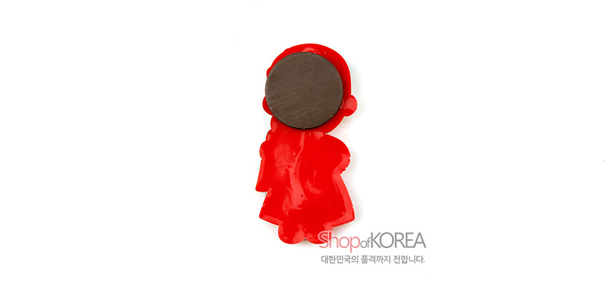 [텍스트: shop of KOREA 대한민국의 품격까지 전합니다.] 붉은색 플라스틱 한복 인형 형태, 뒷면 원형 자석 부착된 메모홀더 디자인