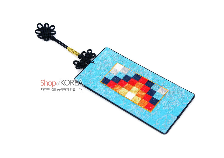 [텍스트: Shop of KOREA 대한민국의 품격까지 전합니다.] 하늘색 비단 바탕에 다채로운 조각보 누비 문양과 검정 전통 매듭 장식을 더한 직사각형 책갈피 형상