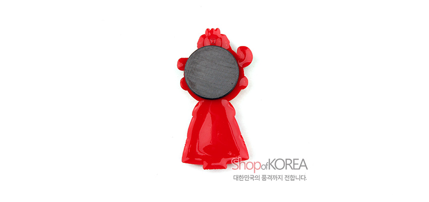 [텍스트: Shop of KOREA / 대한민국의 품격까지 전합니다.] 붉은 한복 입은 전통 신부 인형 형태 플라스틱 자석 메모홀더 뒷면 디자인 이미지