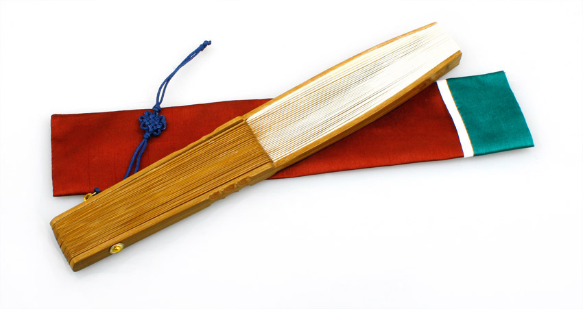 적색 비단에 청록·백색 배색 단으로 마감한 휴대용 부채주머니와 오죽선 대형 부채 구성의 전통 공예품 이미지