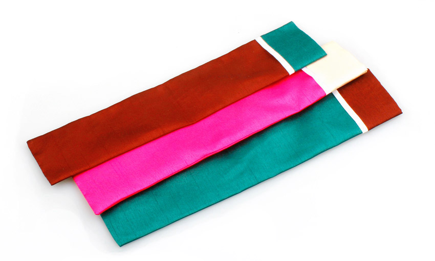 비단 재질로 제작된 오죽선용 부채주머니, 청록·분홍·갈색 등 선명한 색상과 상단 백색 배색이 돋보이는 단아한 직사각형 형태의 디자인