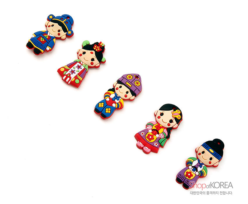 [텍스트: shop of KOREA 대한민국의 품격까지 전합니다.] 고무 재질의 입체 전통 혼례복 인형 자석, 한복 문양과 원색 대비가 돋보이는 메모홀더 디자인 상품