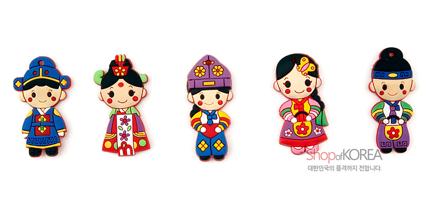 [텍스트: Shop of KOREA / 대한민국의 품격까지 전합니다.] 전통 혼례복과 한복을 입은 신랑신부 캐릭터 자석, 원색 계열 색채와 단순화된 문양의 입체 디자인 특징