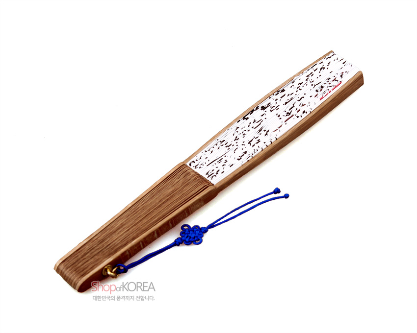 [텍스트: Shop of KOREA 대한민국의 품격까지 전합니다.] 대나무 결 살과 흰 한지에 훈민정음 언해 서예 문양 인쇄, 붉은 낙관 포인트와 청색 전통 매듭 술 장식 부채 형태 디자인