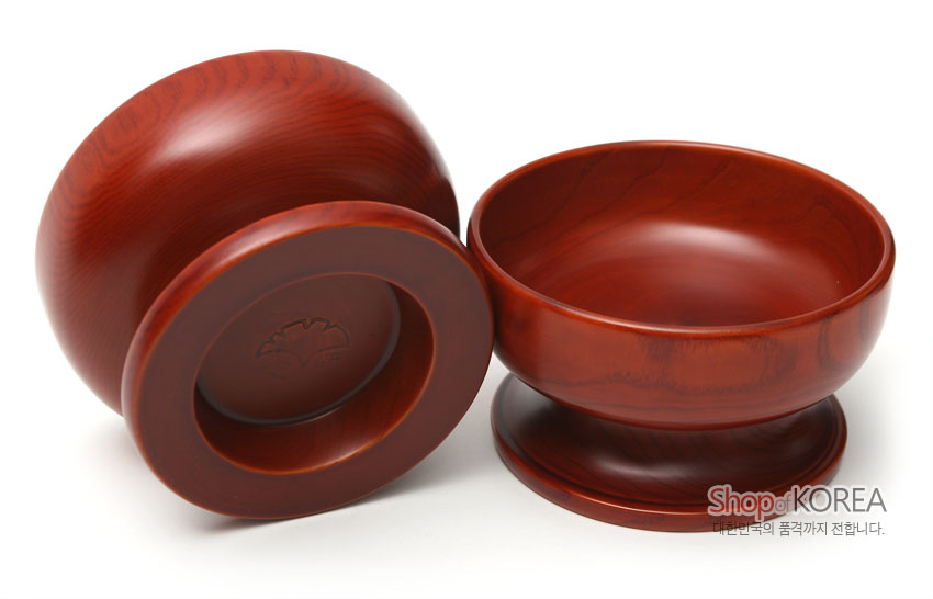 [텍스트: Shop of KOREA, 대한민국의 품격까지 전합니다.] 물푸레나무에 붉은 갈색 옻칠을 한 전통 목제기, 유려한 곡선 받침과 자연스러운 나뭇결이 돋보이는 형태