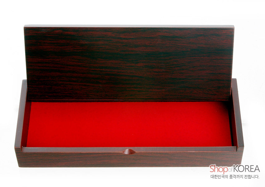[텍스트: Shop of KOREA 대한민국의 품격까지 전합니다.] 짙은 나뭇결 옻칠 마감 외관과 선명한 붉은 내피가 대비되는 직사각 자동함 내부 모습