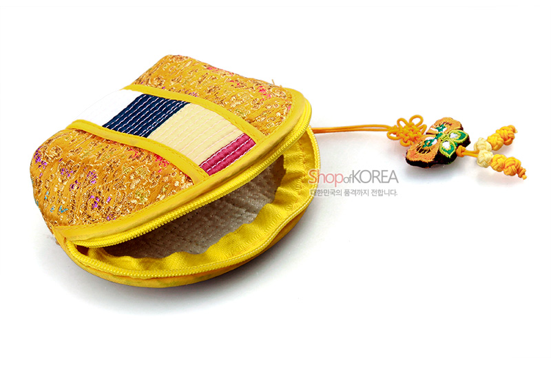 [텍스트: ShopofKOREA 대한민국의 품격까지 전합니다.] 황색 비단 누비 바탕에 전통 꽃무늬 직조와 색동띠 포인트, 나비 자수 장식 매듭이 달린 반원형 동전지갑 이미지 설명