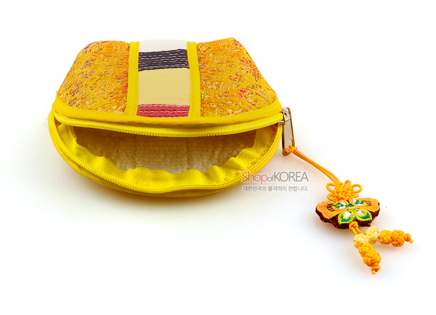 [텍스트: Shop of KOREA 대한민국의 품격까지 전합니다.] 황색 비단 누비 바탕에 전통 꽃무늬 직조와 색동띠 장식, 나비 자수 매듭 달미가 어우러진 반원형 동전지갑 모습