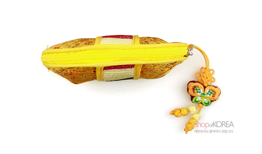 [텍스트: ShopofKOREA 대한민국의 품격까지 전합니다.] 황색 비단 누비 바탕에 색동띠와 노란 지퍼, 나비 모양 전통 매듭 장식이 어우러진 동전지갑 이미지 설명