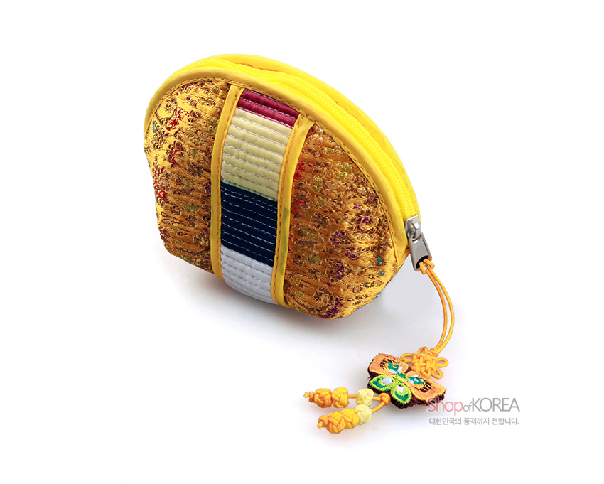 [텍스트: shopofKOREA 대한민국의 품격까지 전합니다.] 황색 비단 누비 바탕에 전통 꽃무늬 직조와 색동띠 장식, 지퍼 매듭고리와 나비 매듭 달미가 어우러진 반원형 동전지갑 이미지 설명