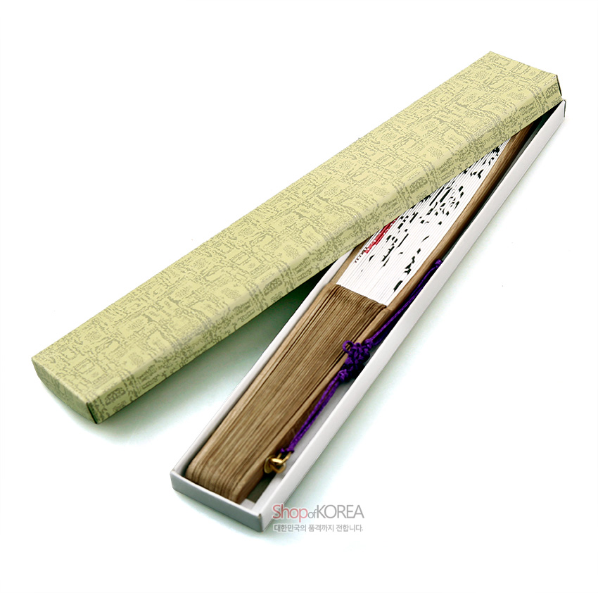 [텍스트: ShopofKOREA 대한민국의 품격까지 전합니다.] 훈민정음 서체 패턴 연두색 종이 박스와 대나무 살, 흰 한지 면에 검은 먹글씨, 붉은 전각 도장, 보라색 매듭 장식이 어우러진 부채 포장 구성