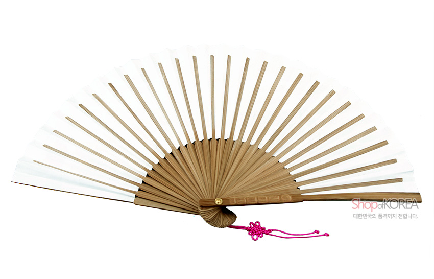 [텍스트: ShopofKOREA 대한민국의 품격까지 전합니다.] 대나무 살과 흰 한지로 이루어진 접선, 황동 고정 장식과 분홍색 전통 매듭 장식이 포인트인 단색 디자인