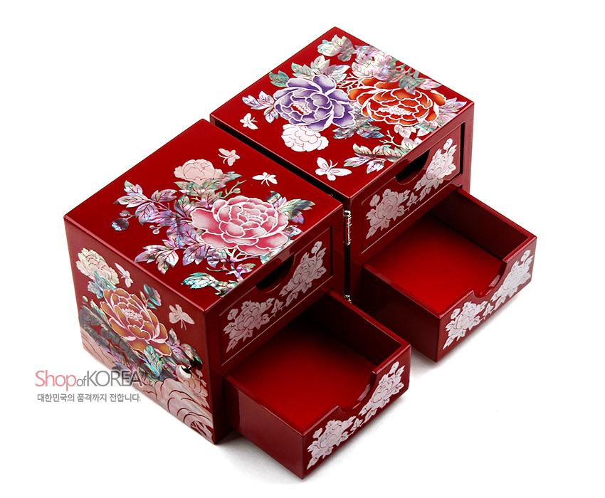 [텍스트: Shop of KOREA / 대한민국의 품격까지 전합니다.] 붉은 옻칠 위 자개 상감으로 목단과 나비 문양을 화려하게 장식한 사각 쌍합 보석함 이미지 설명