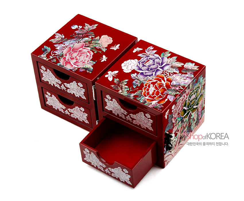 [텍스트: Shop of KOREA 대한민국의 품격까지 전합니다.] 적색 옻칠 바탕 위 자개 상감 기법으로 화려한 목단과 나비 문양을 장식한 쌍합 보석함 디자인