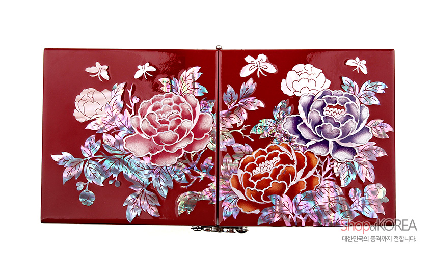 [텍스트: ShopofKOREA 대한민국의 품격까지 전합니다.] 붉은 옻칠 위 자개 상감으로 표현한 목단과 나비 문양의 쌍합 보석함 상단 장식 이미지