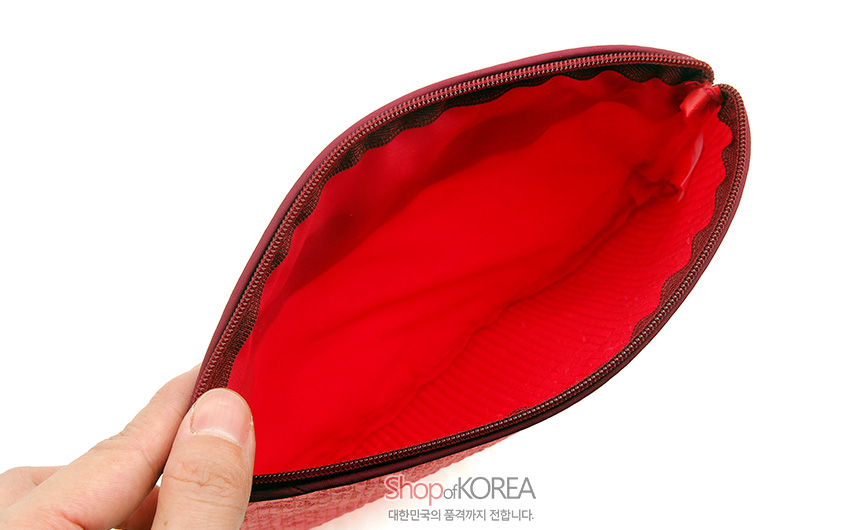 [텍스트: Shop of KOREA, 대한민국의 품격까지 전합니다.] 붉은색 안감과 갈색 지퍼가 어우러진 누비 티슈지갑 내부 디테일 이미지