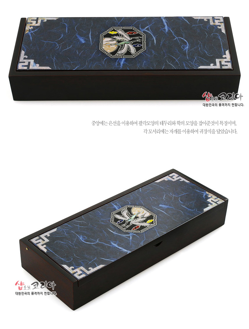 [텍스트: 샵오브코리아 대한민국의 품격까지 전합니다.] 청색 한지 바탕 위 팔각 테두리에 자개로 표현된 학과 오방색 포인트, 모서리에 은선 전통 기하학 문양이 더해진 나무 자동필함 디자인