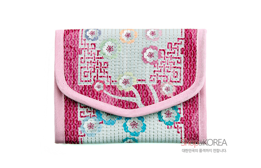 [텍스트: Shop of KOREA 대한민국의 품격까지 전합니다.] 분홍 누비 비단 소재에 기하학 연속문과 다채로운 전통 꽃문양이 수놓인 장지갑 디자인