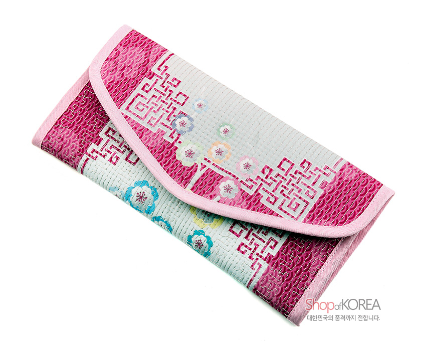 [텍스트: Shop of KOREA 대한민국의 품격까지 전합니다.] 분홍·흰색 누비 비단 소재, 전통 기하문과 화려한 꽃문양이 어우러진 장지갑 디자인