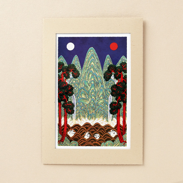 짙은 남색 하늘 아래 해와 달, 녹색 오봉과 붉은 소나무, 갈색 파도무늬를 담은 일월오봉도 민화 인쇄 카드형 종이 프레임 디자인