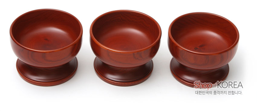 [텍스트: Shop of KOREA 대한민국의 품격까지 전합니다.] 물푸레나무 재질 붉은 갈색 옻칠, 나뭇결이 살아있는 전통 받침형 목제기 그릇 3종 배열 이미지