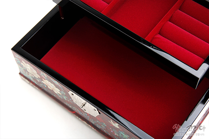 [텍스트: 샵오브코리아 대한민국의 품격과 가치를 전합니다.] 적색 한지 내부와 벨벳 느낌의 칸막이, 검은 옻칠 외곽과 자개 목단 문양, 금속 잠금장치가 조화를 이룬 나전칠기 보석함 구조 상세 이미지