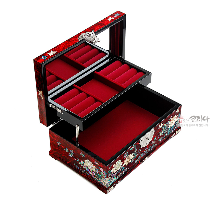 [텍스트: 샵오브 코리아 대한민국의 품격까지 전합니다.] 붉은 옻칠 한지 바탕에 자개 상감으로 목단과 나비 문양을 장식하고 내부는 붉은 비단 느낌 천으로 구성된 다단 보석함 이미지 설명