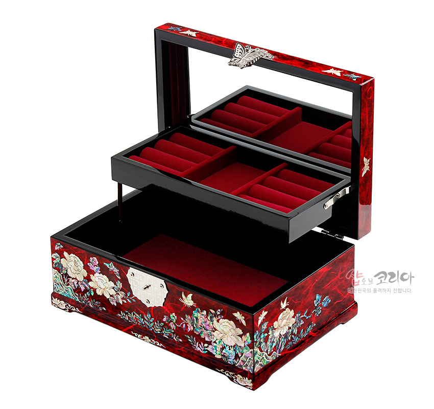 [텍스트: 샵오브코리아 대한민국의 품격까지 전합니다.] 붉은 옻칠 한지 바탕에 자개 상감 목단과 나비 문양 장식, 내부 붉은 벨벳 칸막이와 거울이 있는 2층 구조 보석함 디자인