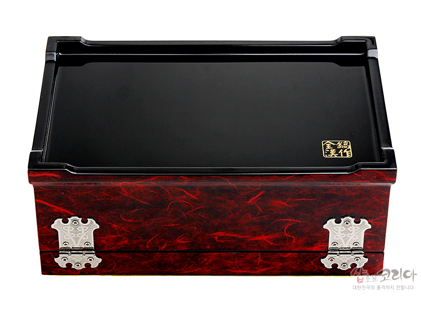 [텍스트: 金漆作] 붉은 옻칠 무늬 한지 바탕에 검은 광택 상판과 은색 금속 경첩 장식을 더한 직사각 보석함 디자인