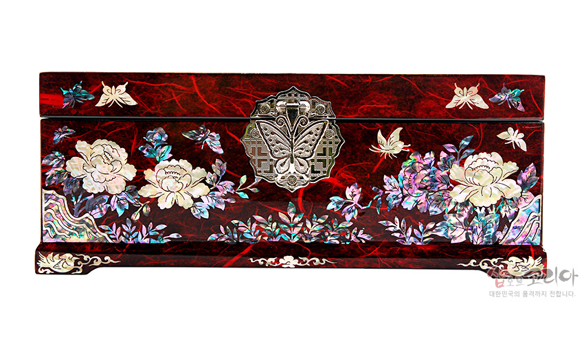 [텍스트: 샵오브코리아 대한민국의 품격까지 전합니다.] 붉은 옻칠 바탕 위 자개 상감으로 목단과 나비, 꽃무늬를 정교하게 장식한 직사각형 한지 나전 보석함 모습