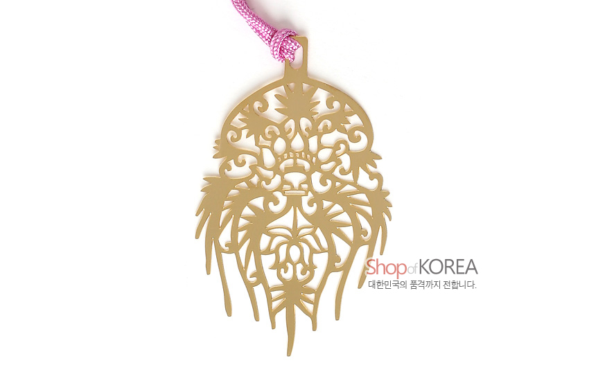 [텍스트: Shop of KOREA 대한민국의 품질까지 전합니다.] 금장 금속으로 왕비관 형태를 섬세하게 투각하고 연꽃·덩굴 문양을 새긴 후 분홍색 전통 매듭끈을 더한 책갈피 장식