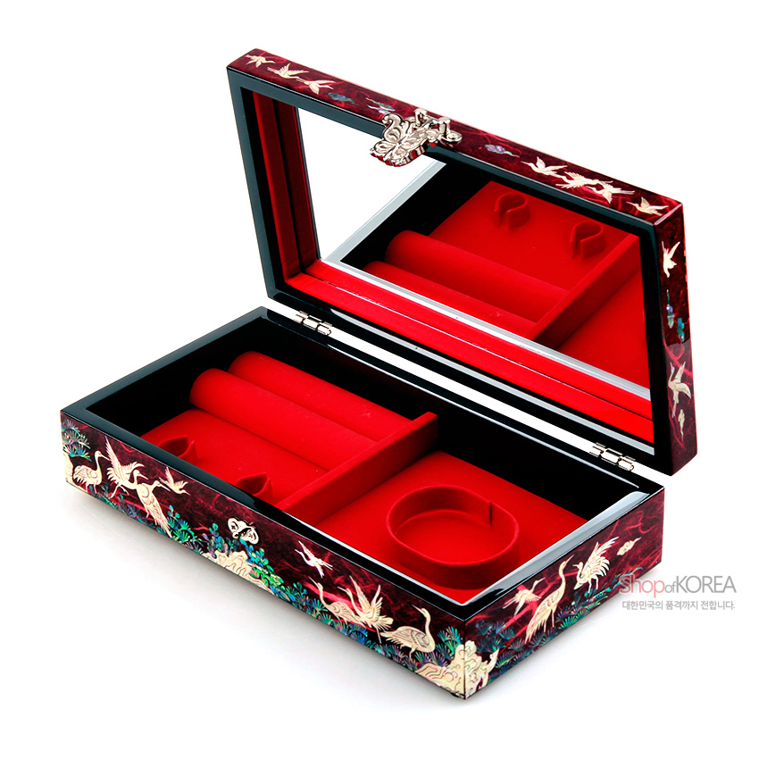 [텍스트: shopofKOREA 대한민국의 품격까지 전합니다] 적색 한지 바탕 위 자개 상감으로 송학과 구름, 소나무 문양을 둘러 장식하고 내부를 붉은 벨벳과 거울로 마감한 직사각 보석함 이미지