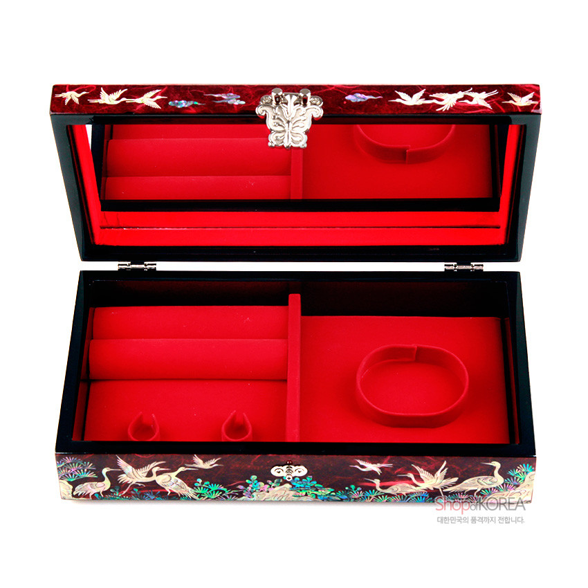 [텍스트: ShopKOREA 대한민국의 품격까지 전합니다.] 적색 한지 위 자개 상감으로 송학과 소나무, 구름 문양을 넣고 내부를 붉은 벨벳 재질 칸막이로 구성한 직사각 보석함 이미지