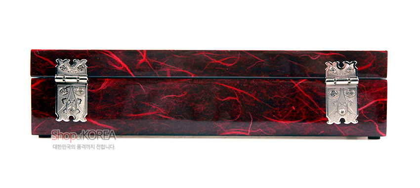 [텍스트: ShopKOREA 대한민국의 품격까지 전합니다.] 붉은 한지 질감 위 옻칠 마감과 은빛 금속 경첩 장식이 조화를 이룬 직사각형 보석함 측면 모습