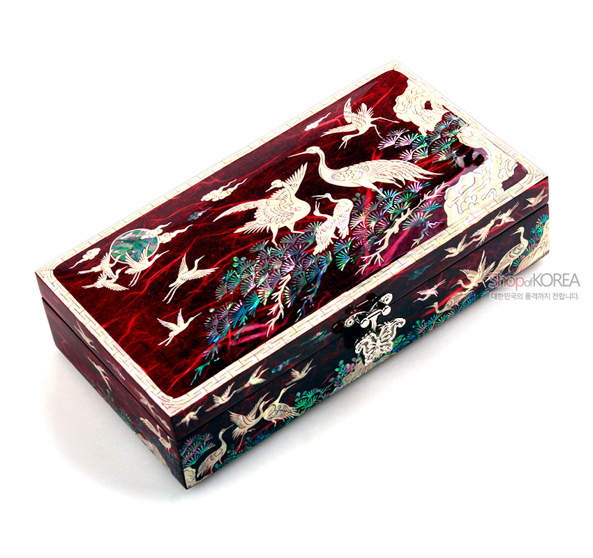 [텍스트: shopofKOREA 대한민국의 품격까지 전합니다.] 적색 한지 위 자개 상감 기법으로 송학과 소나무, 구름 문양을 섬세하게 장식한 직사각형 보석함 디자인
