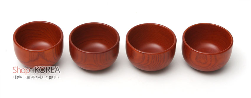 [텍스트: Shop of KOREA / 대한민국의 품격까지 전합니다.] 물푸레나무 결이 살아있는 붉은 갈색 옻칠 반구형 목제 그릇 4점 배열 이미지 설명